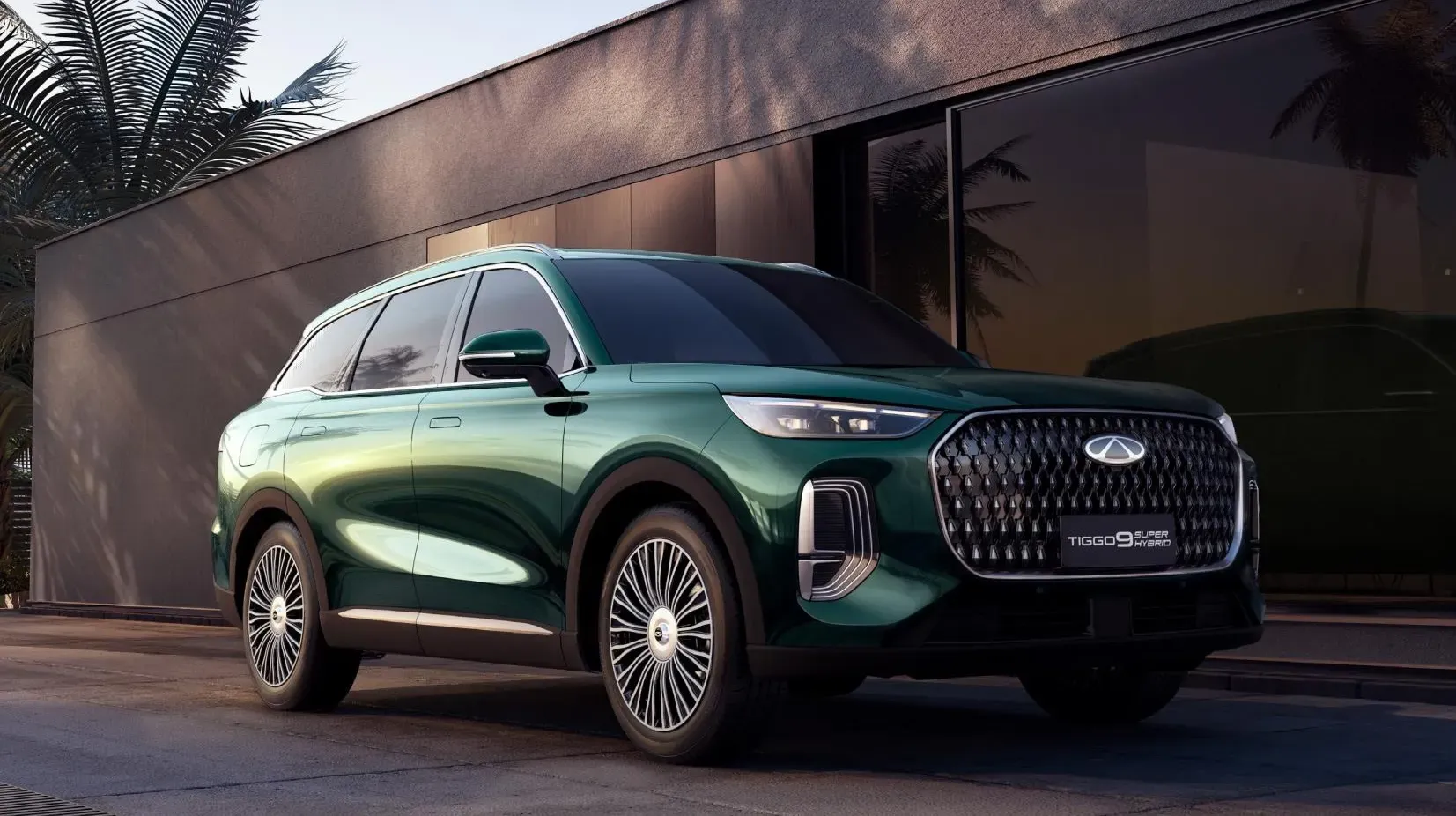 Flagship-ul Chery a sosit.